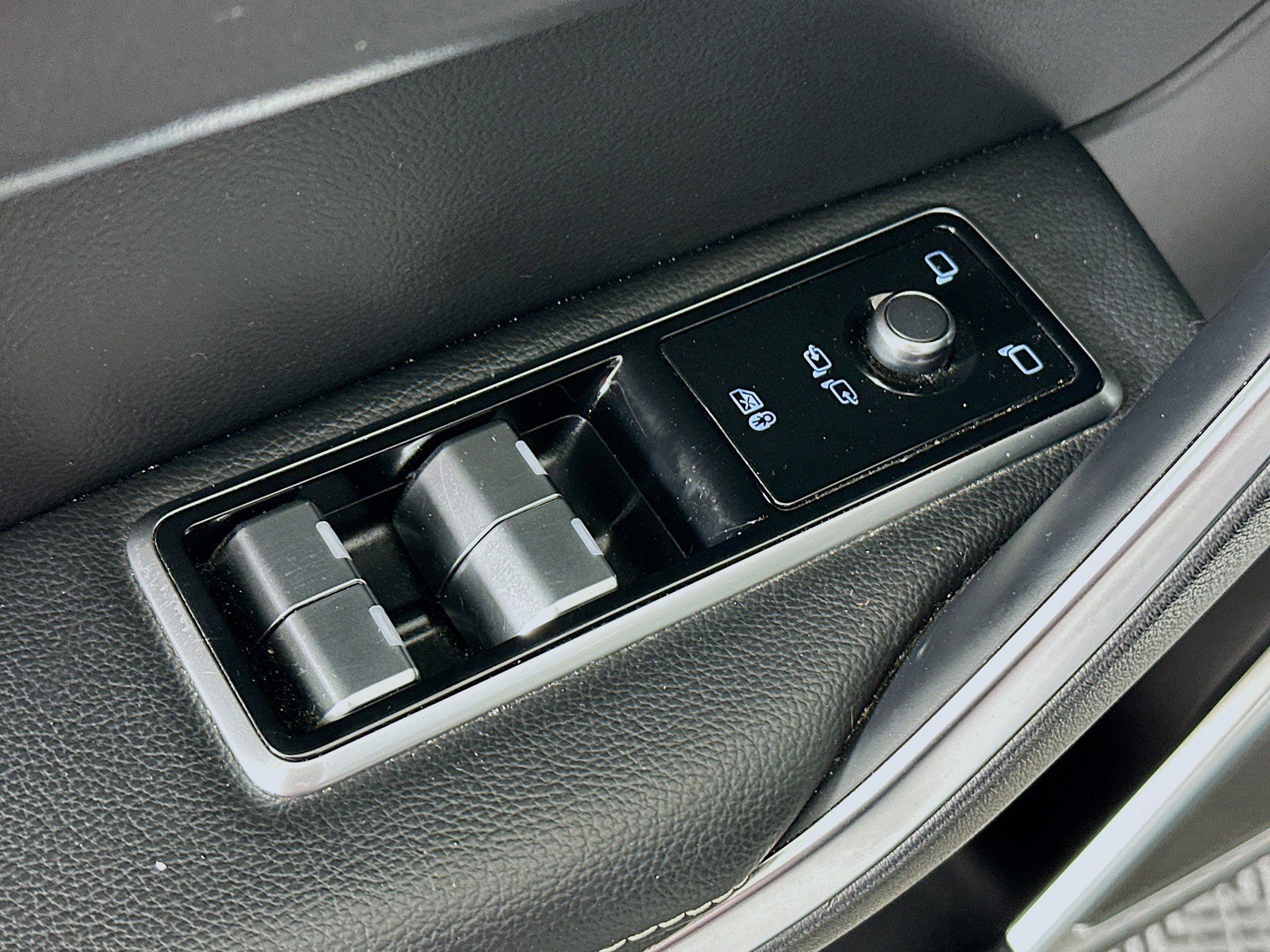 Used 2024 Jaguar F-PACE R-Dynamic S image 15