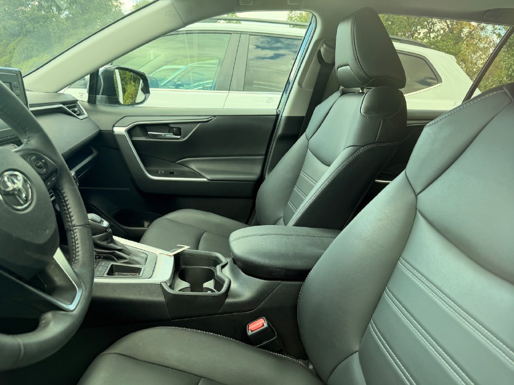 Used 2021 Toyota RAV4 XLE Premium FWD image 4