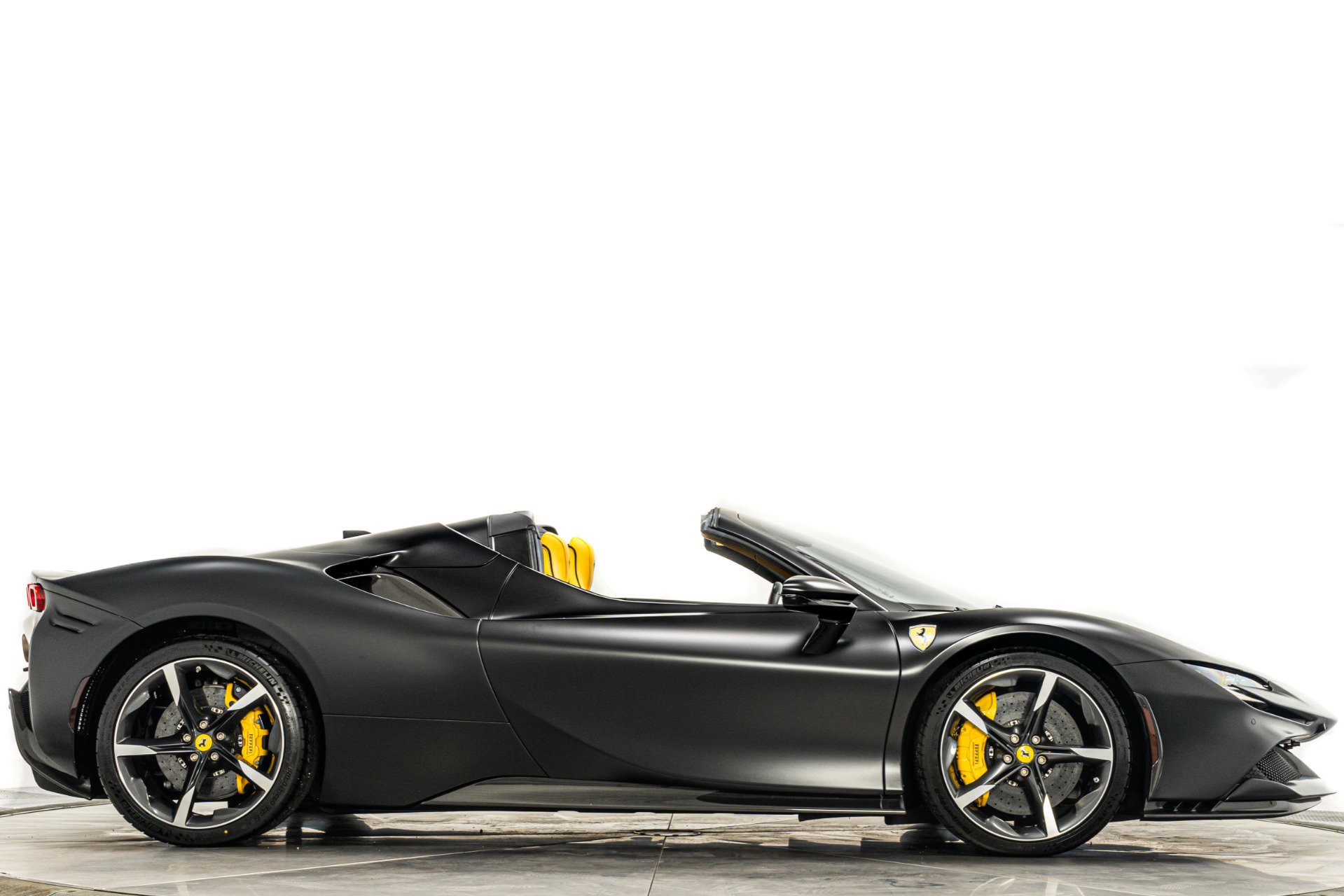 Used 2024 Ferrari SF90 Spider image 49