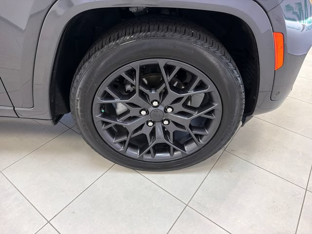 Used 2025 Jeep Grand Cherokee Summit AWD/4WD image 32