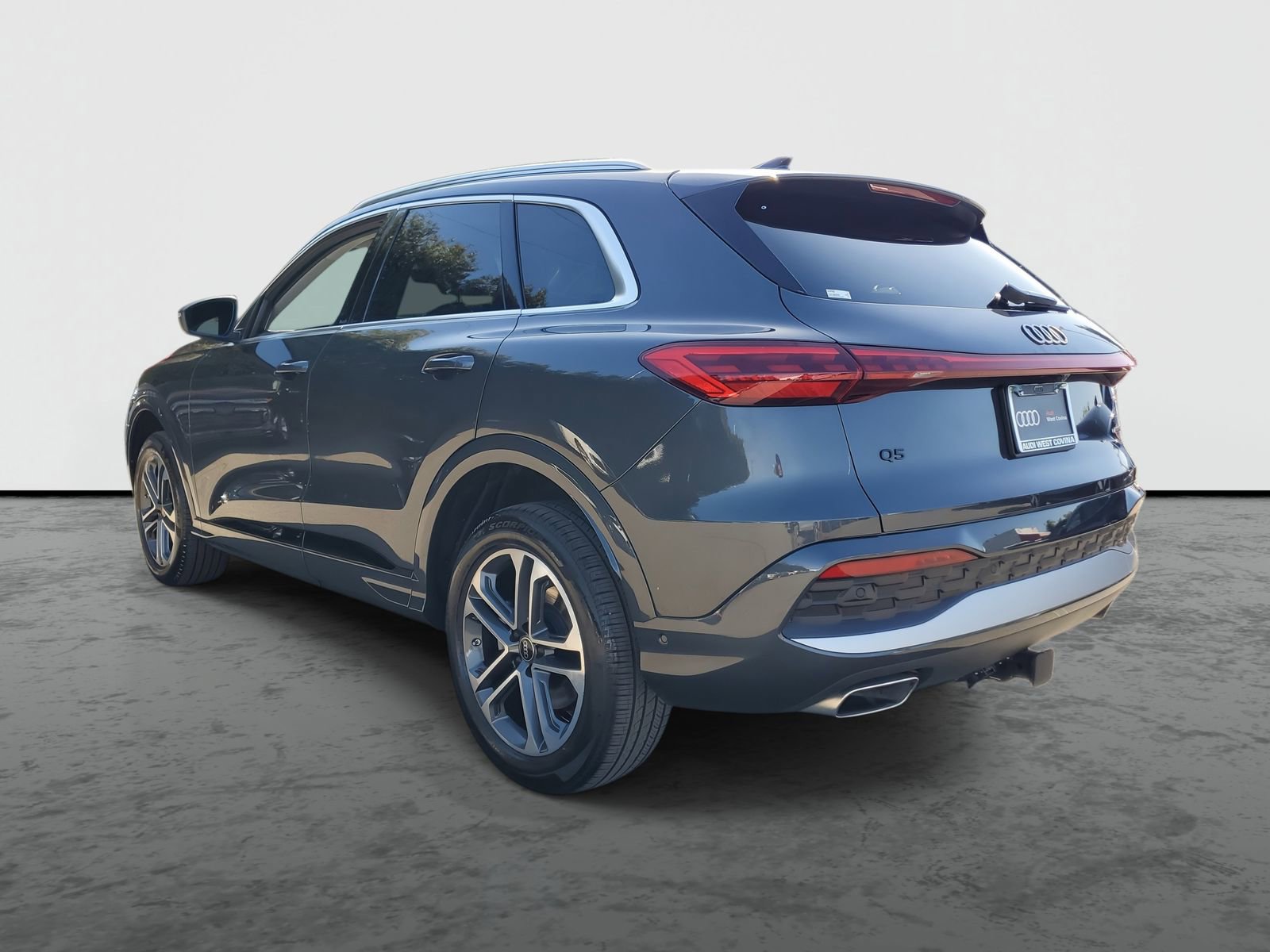 Used 2025 Audi Q5 Premium w/ Convenience Package image 3