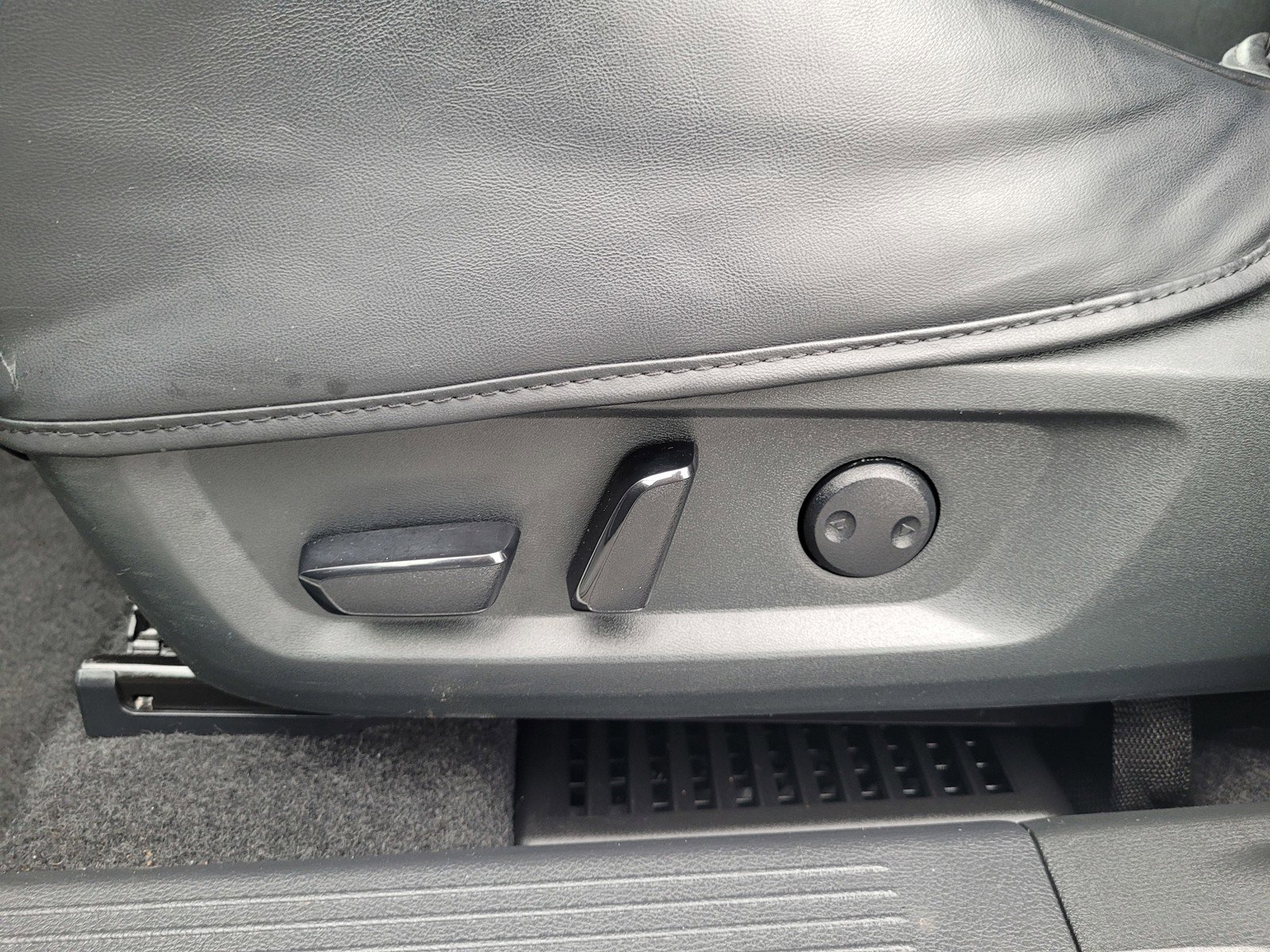 Used 2022 Nissan Rogue SV FWD image 11