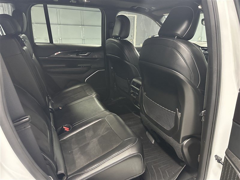 Used 2022 Jeep Grand Cherokee Altitude AWD/4WD image 13