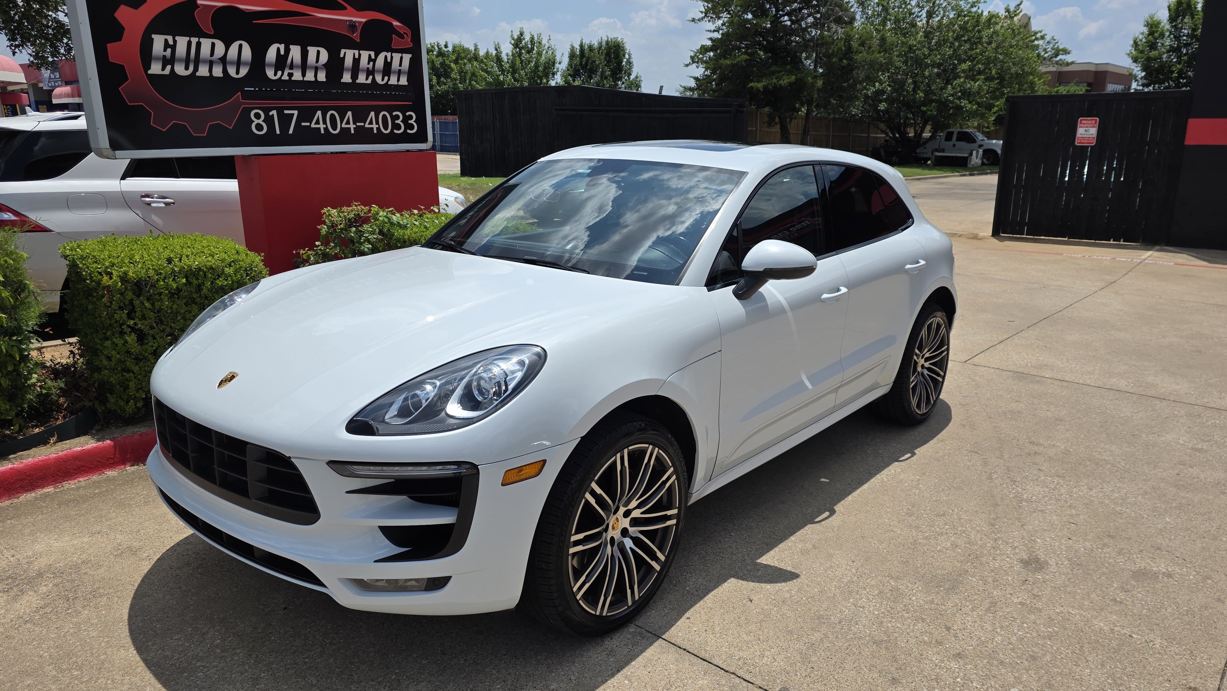 Used 2018 Porsche Macan Turbo AWD/4WD image 1