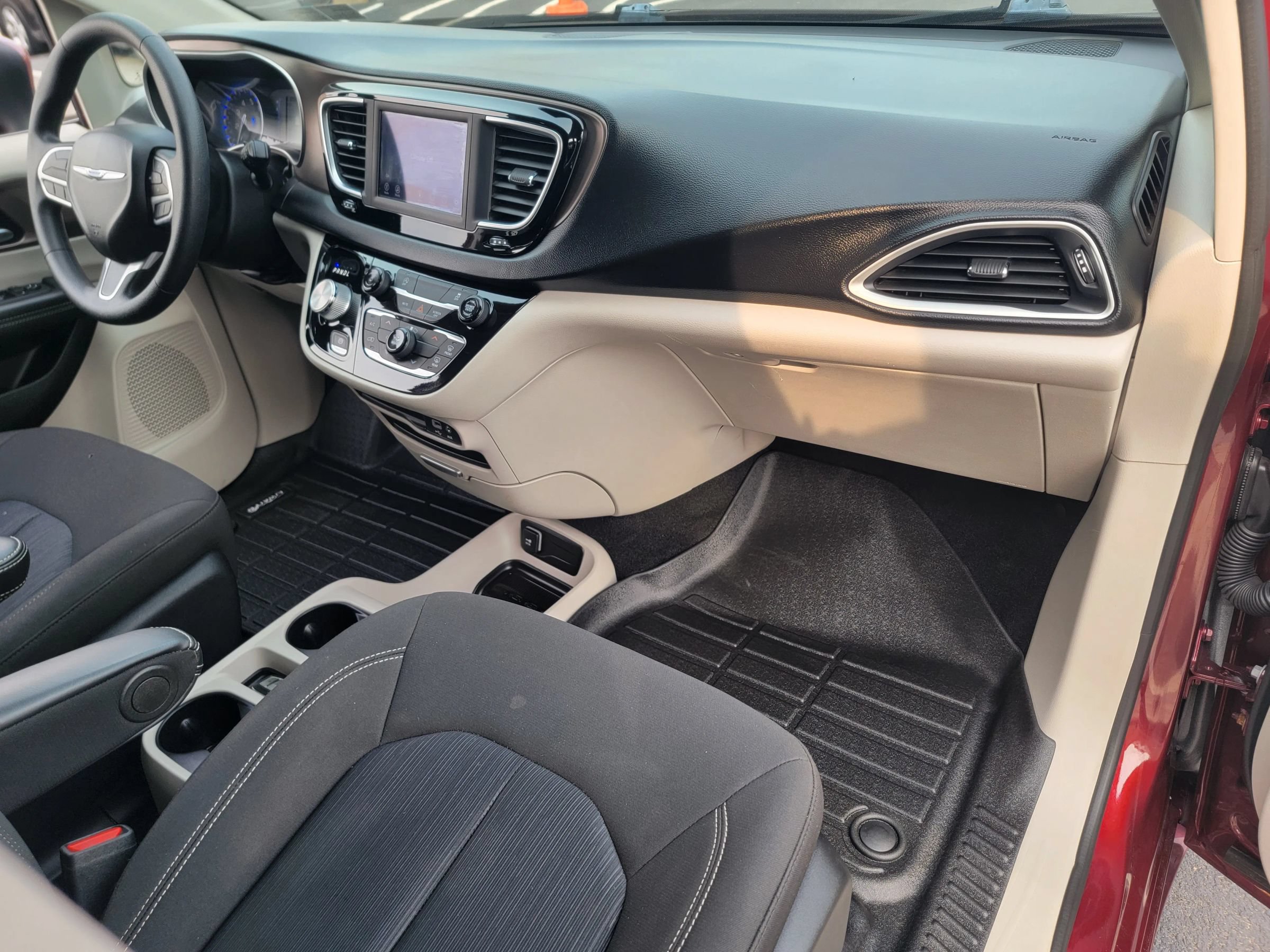 Used 2020 Chrysler Voyager L FWD image 17