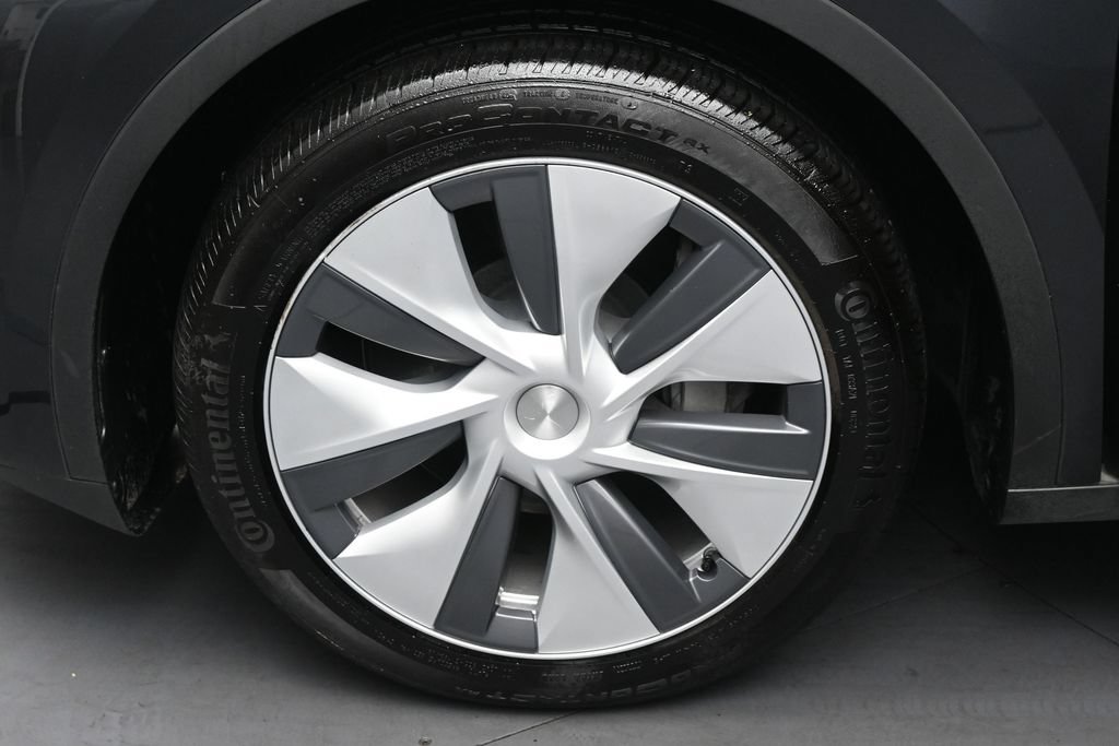 Used 2024 Tesla Model Y Long Range AWD/4WD image 32