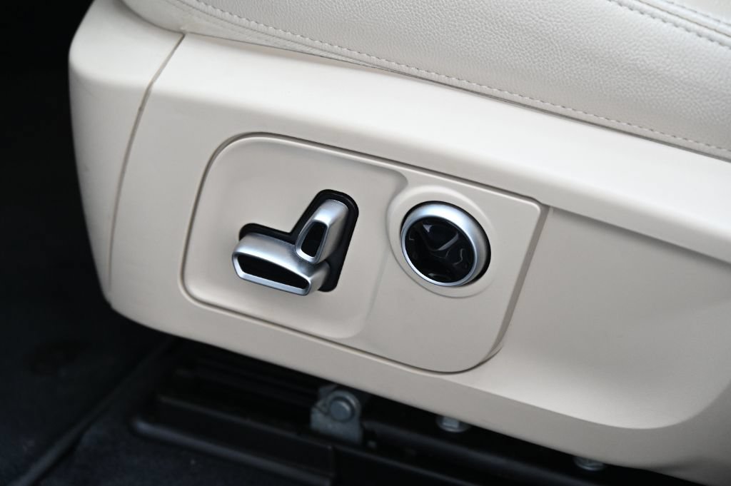 Used 2021 Maserati Levante AWD/4WD image 20