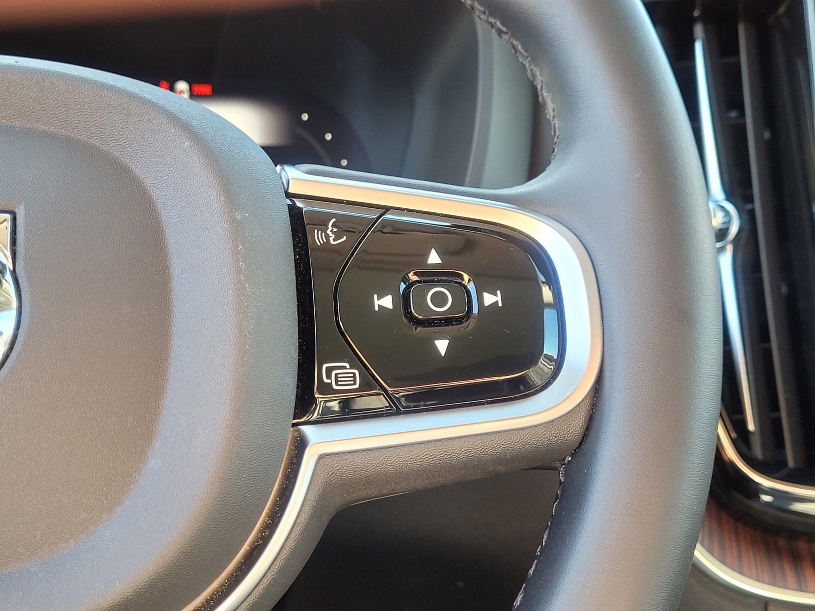 Used 2024 Volvo XC60 T8 Plus w/ Climate Package image 18