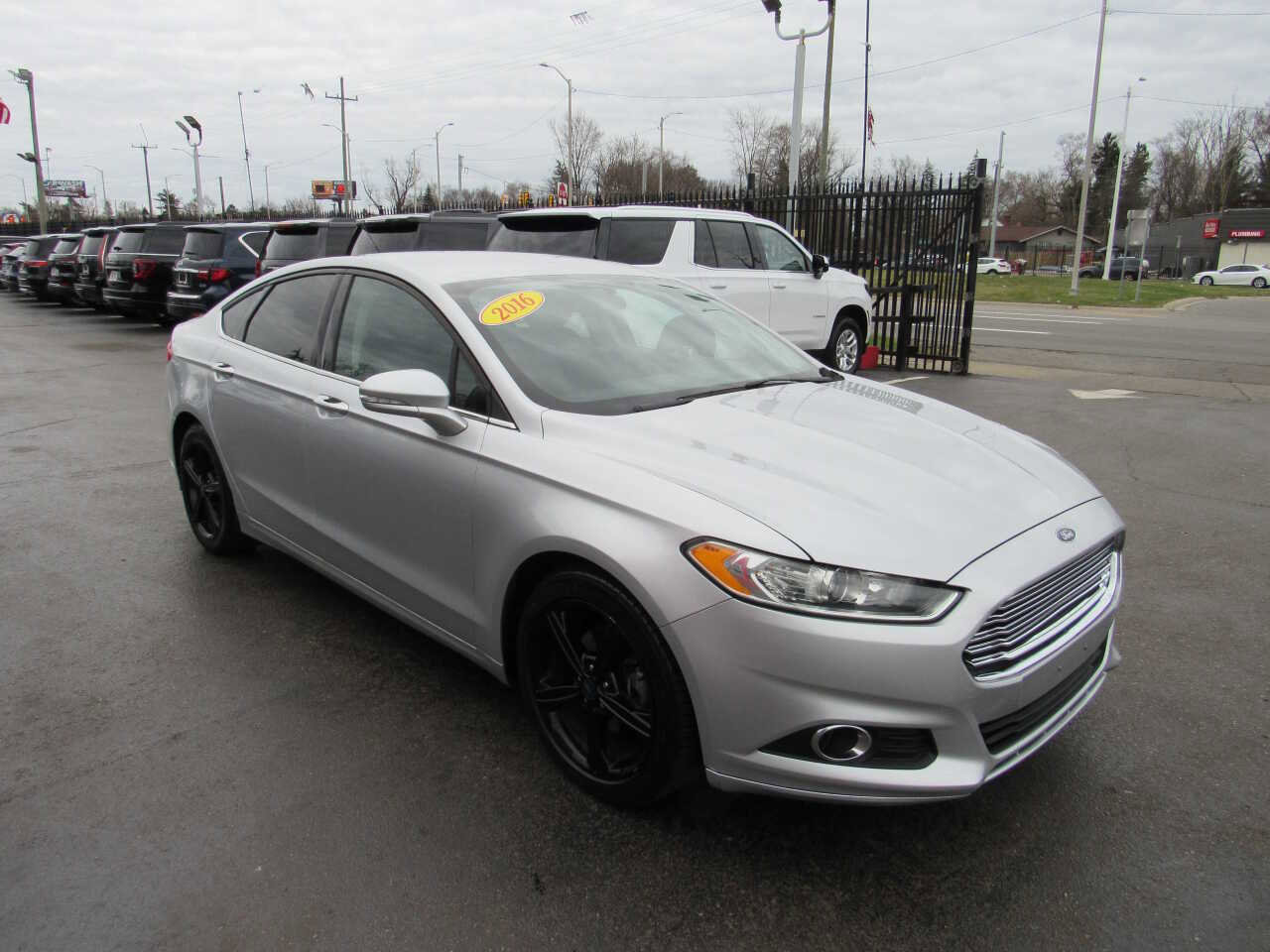 Used 2016 Ford Fusion SE w/ Equipment Group 201A image 3