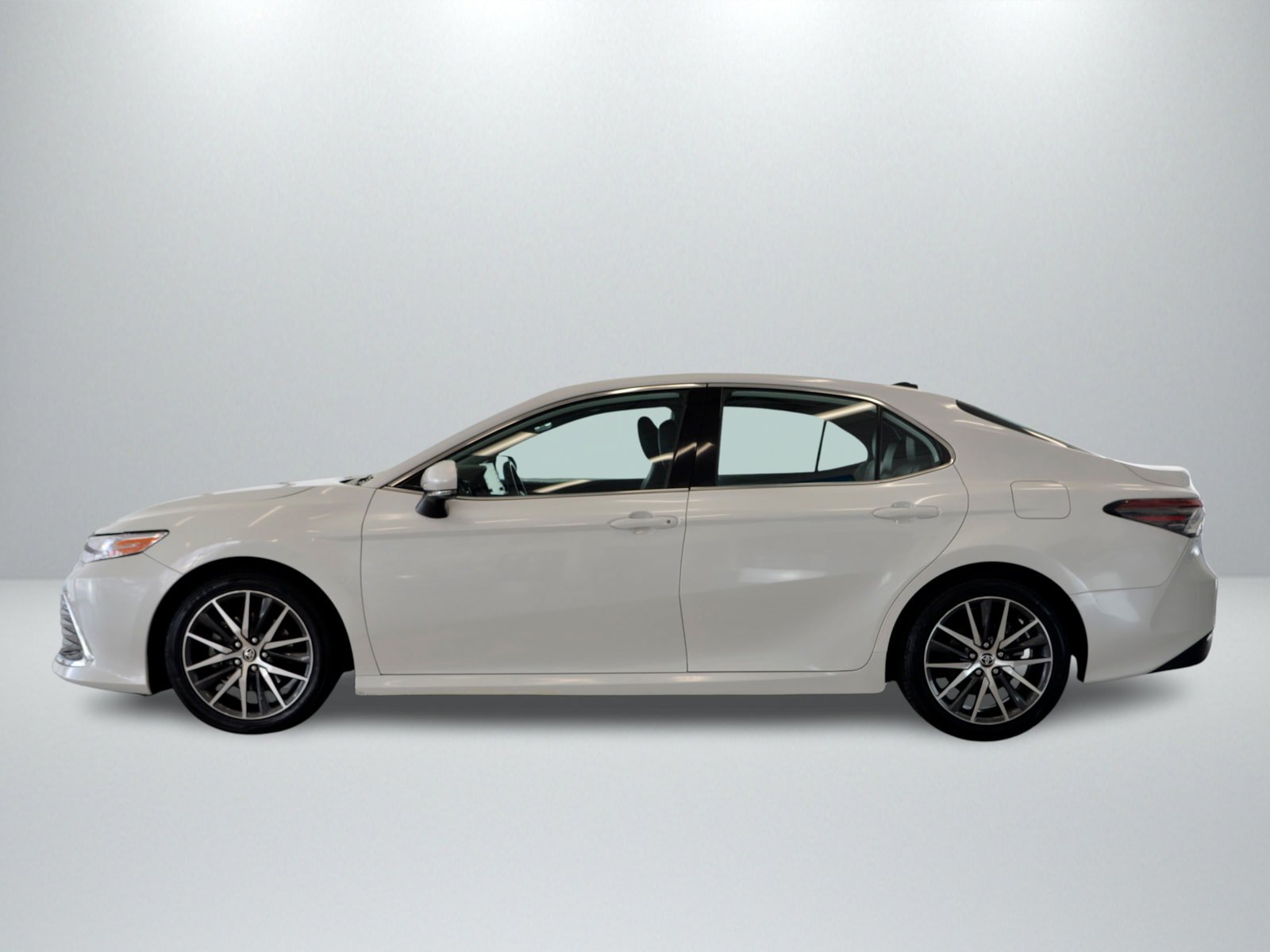 Used 2023 Toyota Camry XLE FWD image 2