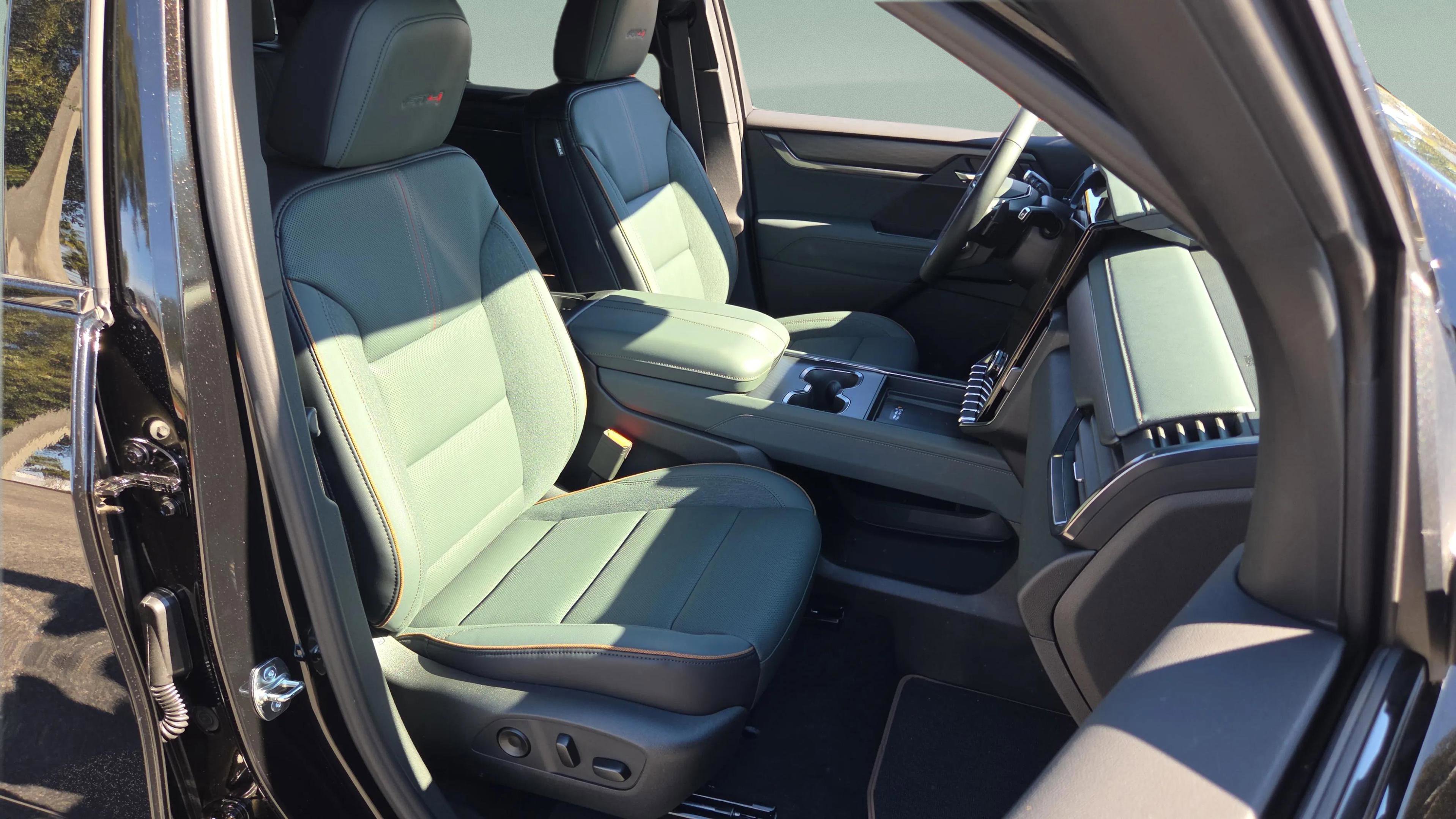 New 2026 GMC Acadia AT4 w/ Luxury Package AWD/4WD image 18