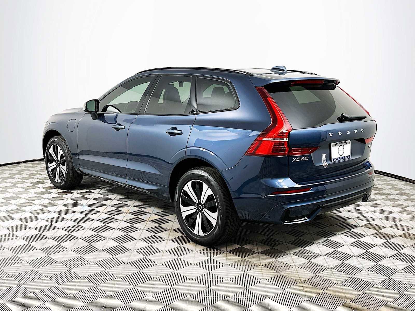Used 2025 Volvo XC60 T8 Core image 4