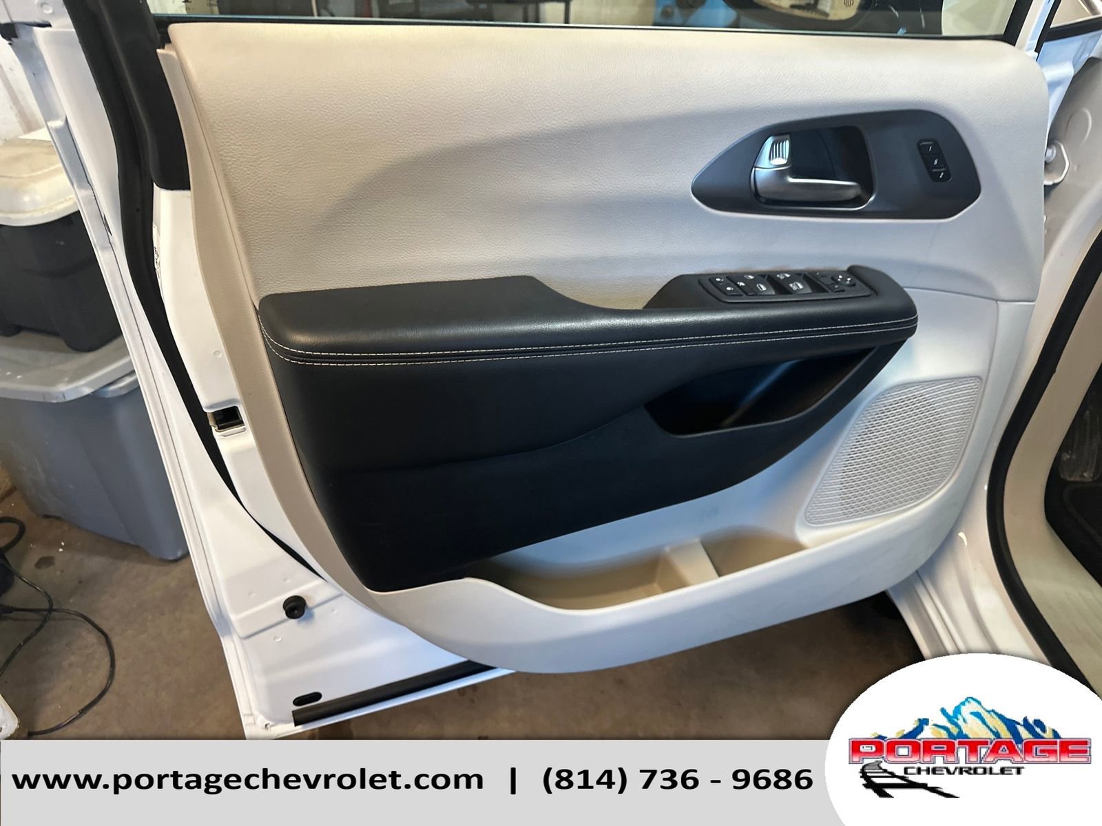 Used 2024 Chrysler Pacifica Touring-L image 11