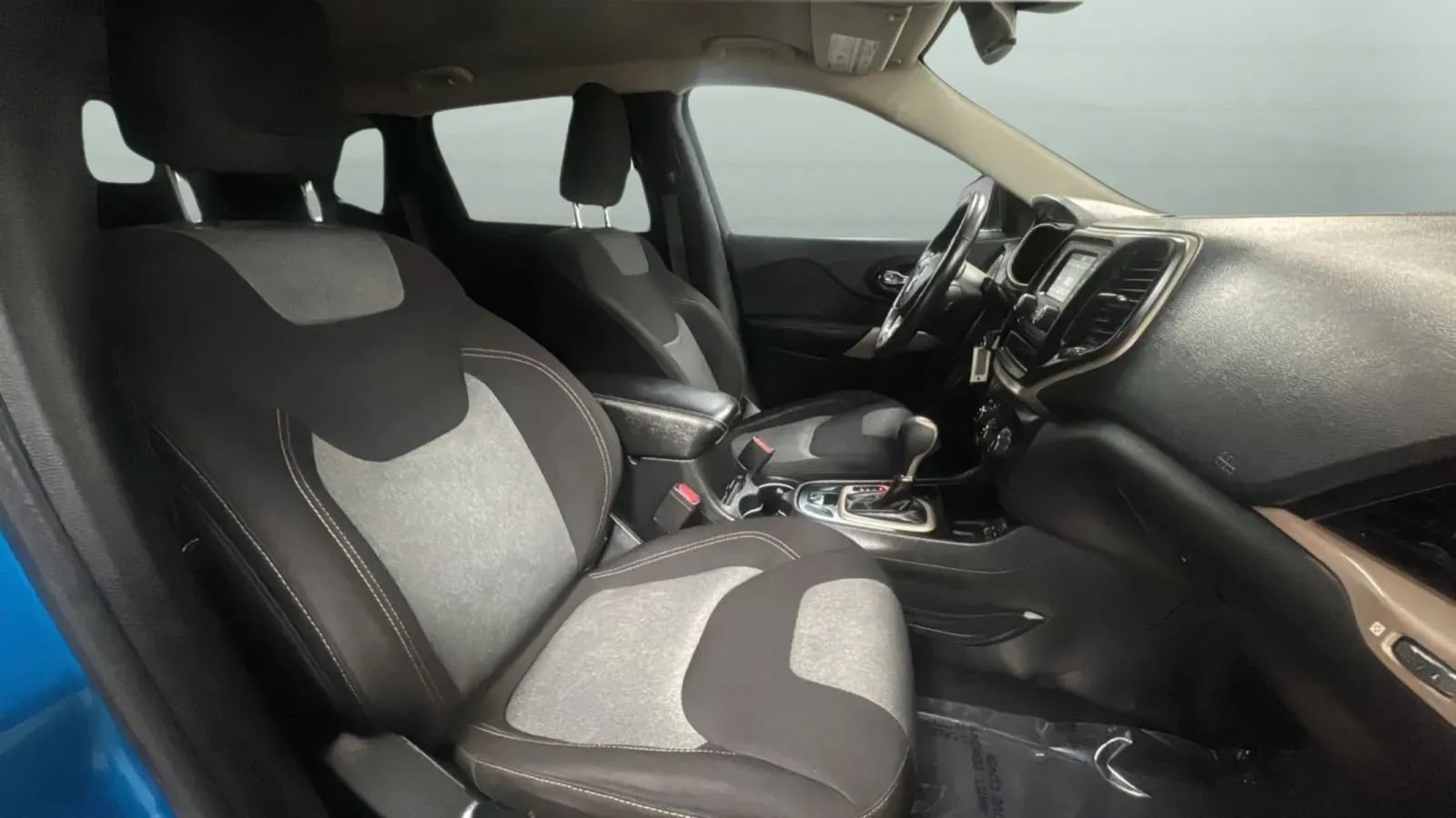 Used 2017 Jeep Cherokee Sport FWD image 13