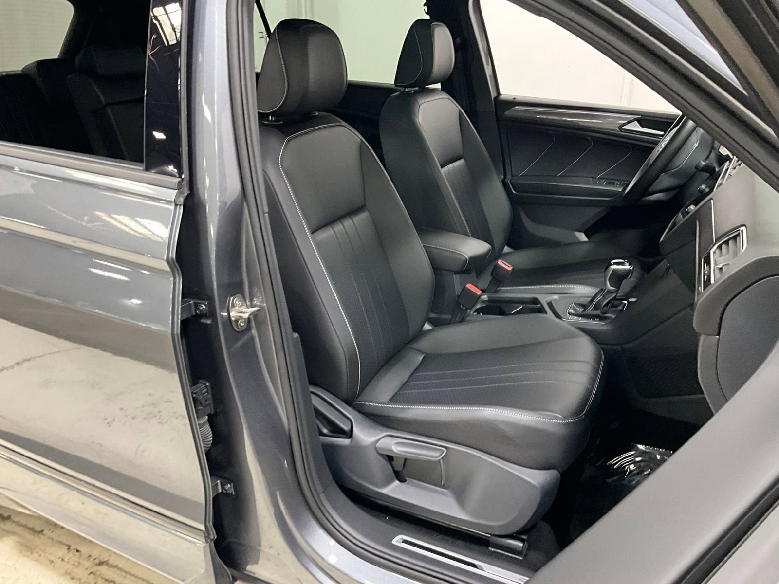 Used 2024 Volkswagen Tiguan SE R-Line FWD image 9