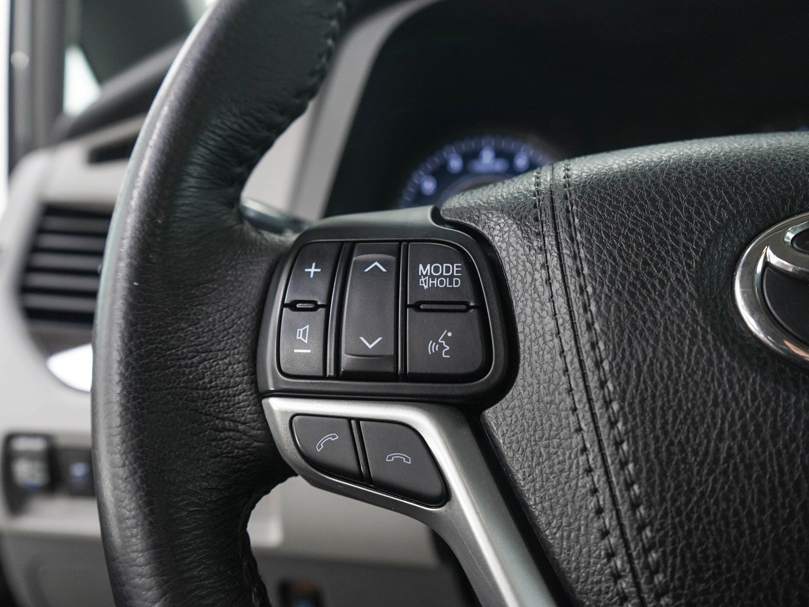 Used 2018 Toyota Sienna XLE FWD image 25