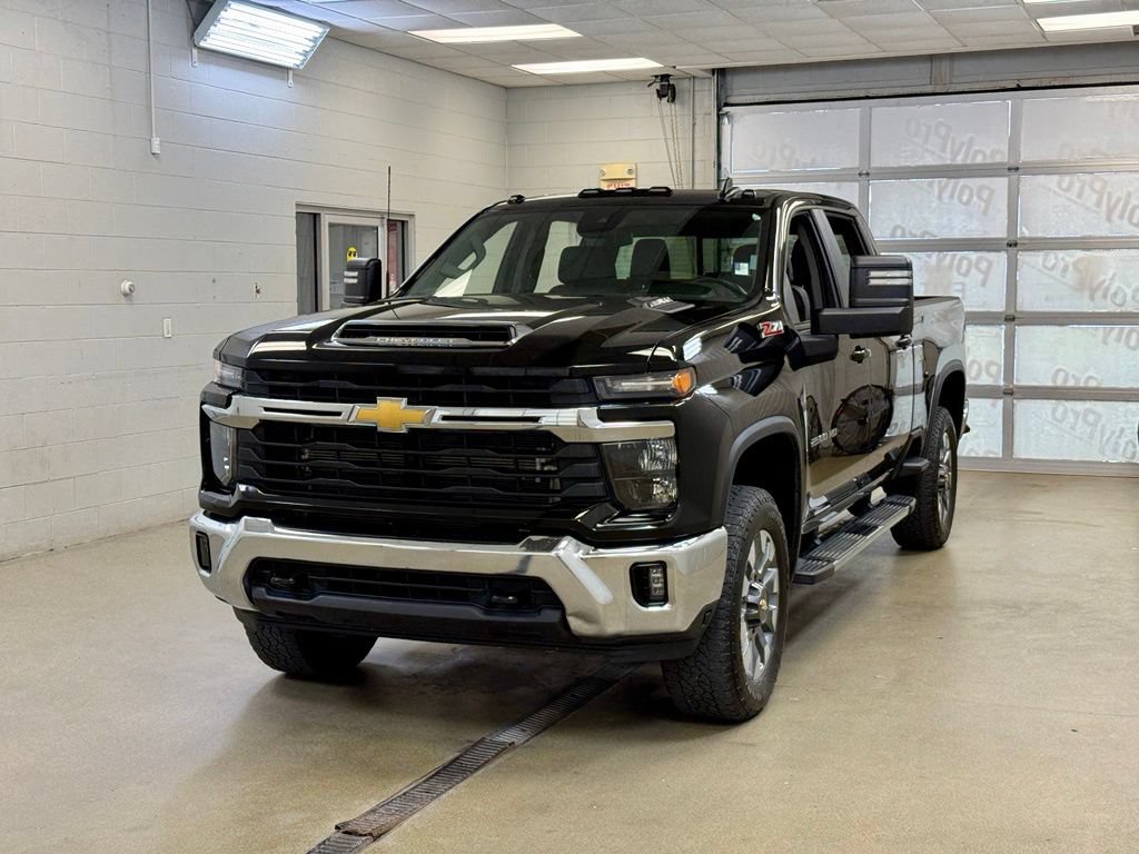 Used 2024 Chevrolet Silverado 2500 LT AWD/4WD image 3