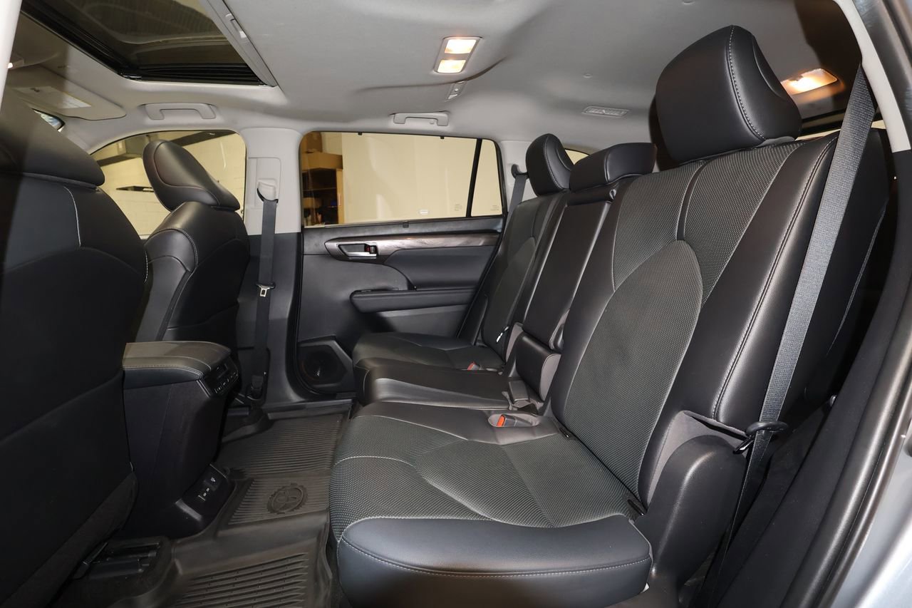 Used 2023 Toyota Highlander Limited image 24