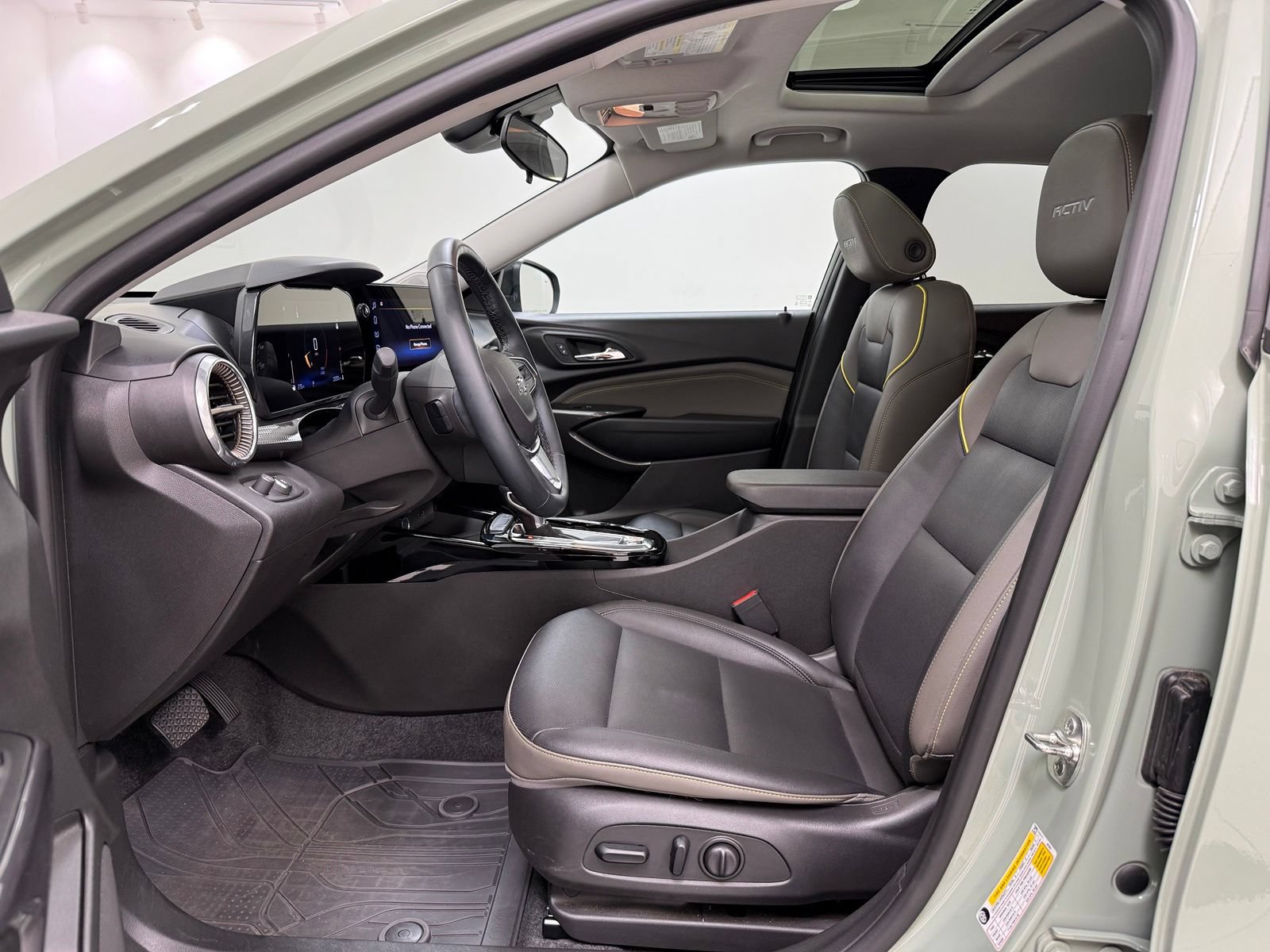 Used 2025 Chevrolet Trax ACTIV w/ Sunroof Package FWD image 16