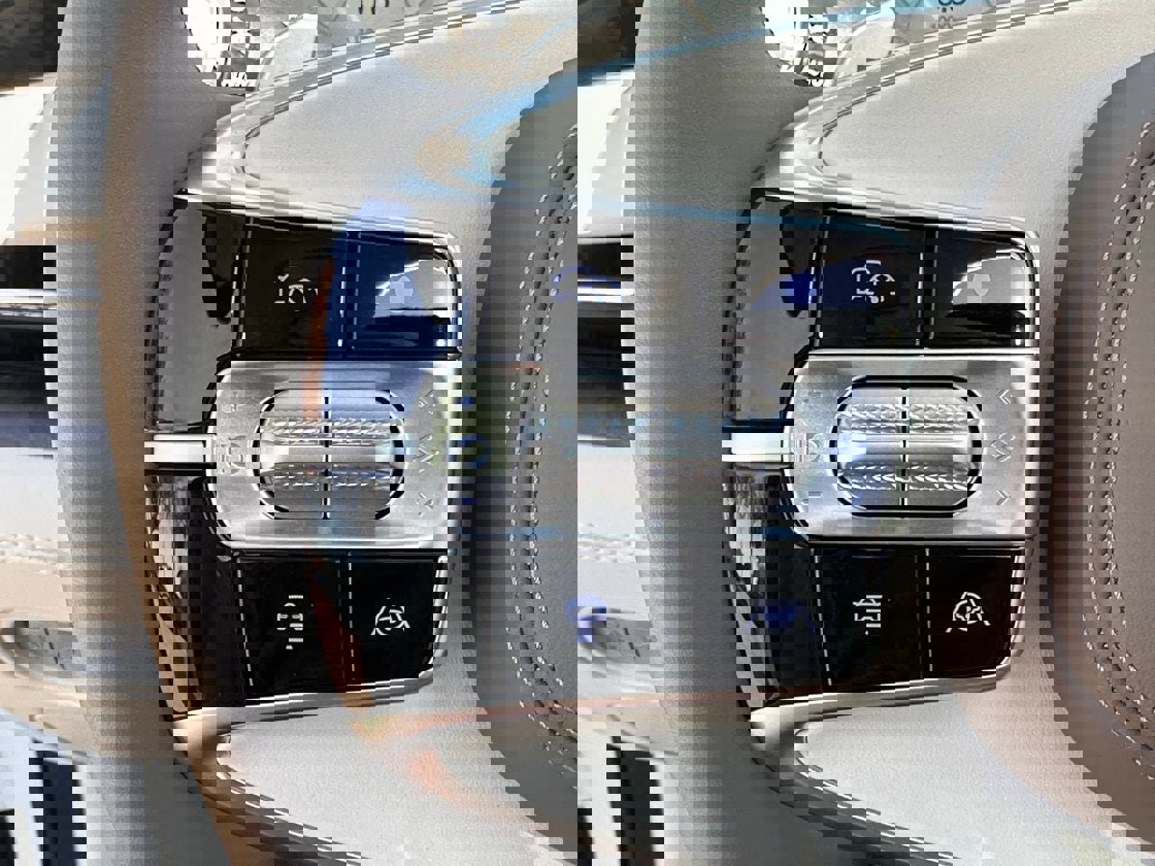 Used 2025 Genesis G90 3.5T image 43