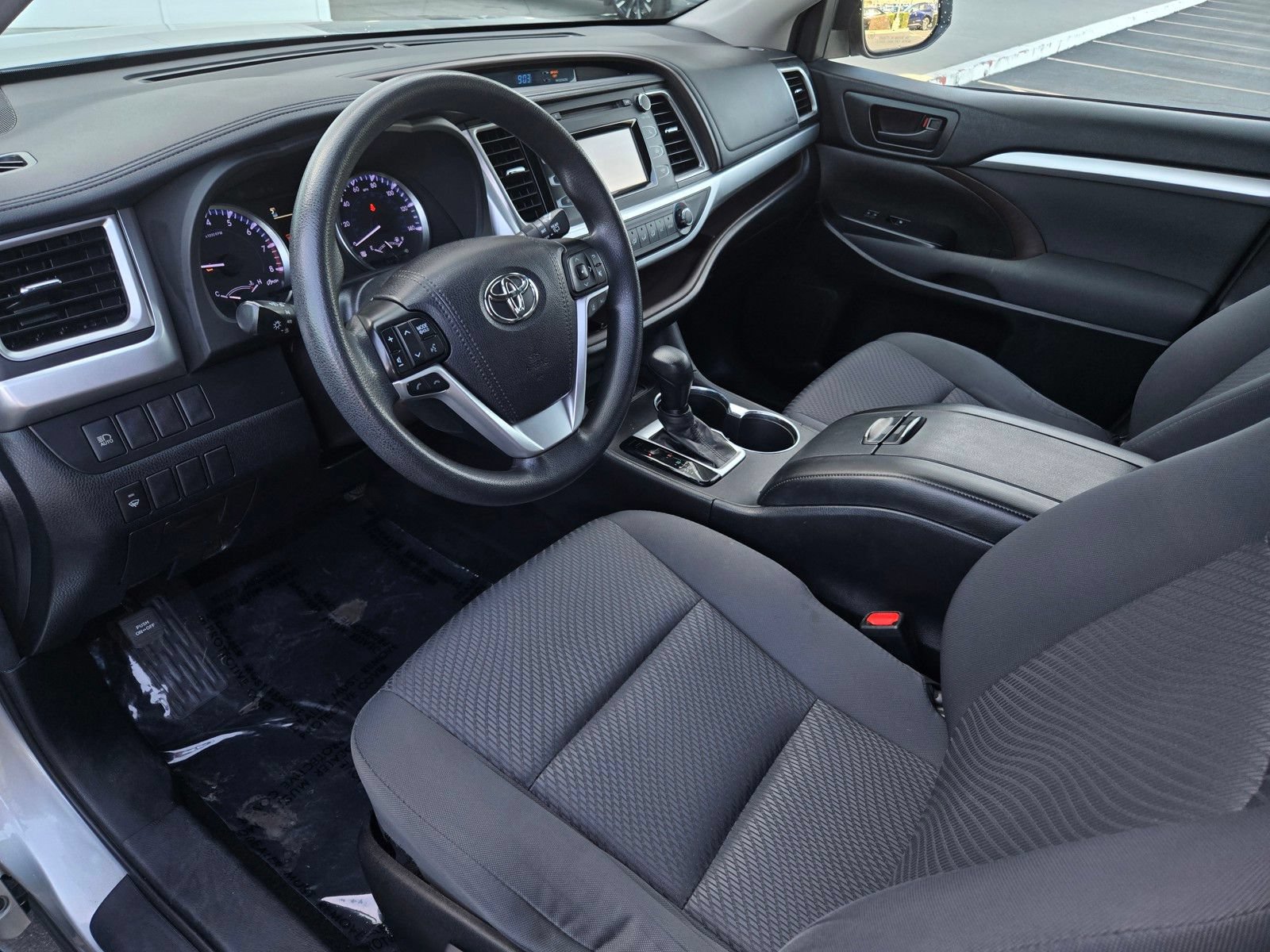 Certified 2018 Toyota Highlander LE w/ Carpet Mat Package (TMS) FWD image 8