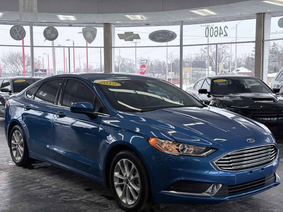 Used 2019 Ford Fusion SE image 1