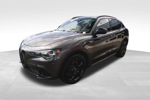 New 2025 Alfa Romeo Stelvio Sprint image 16
