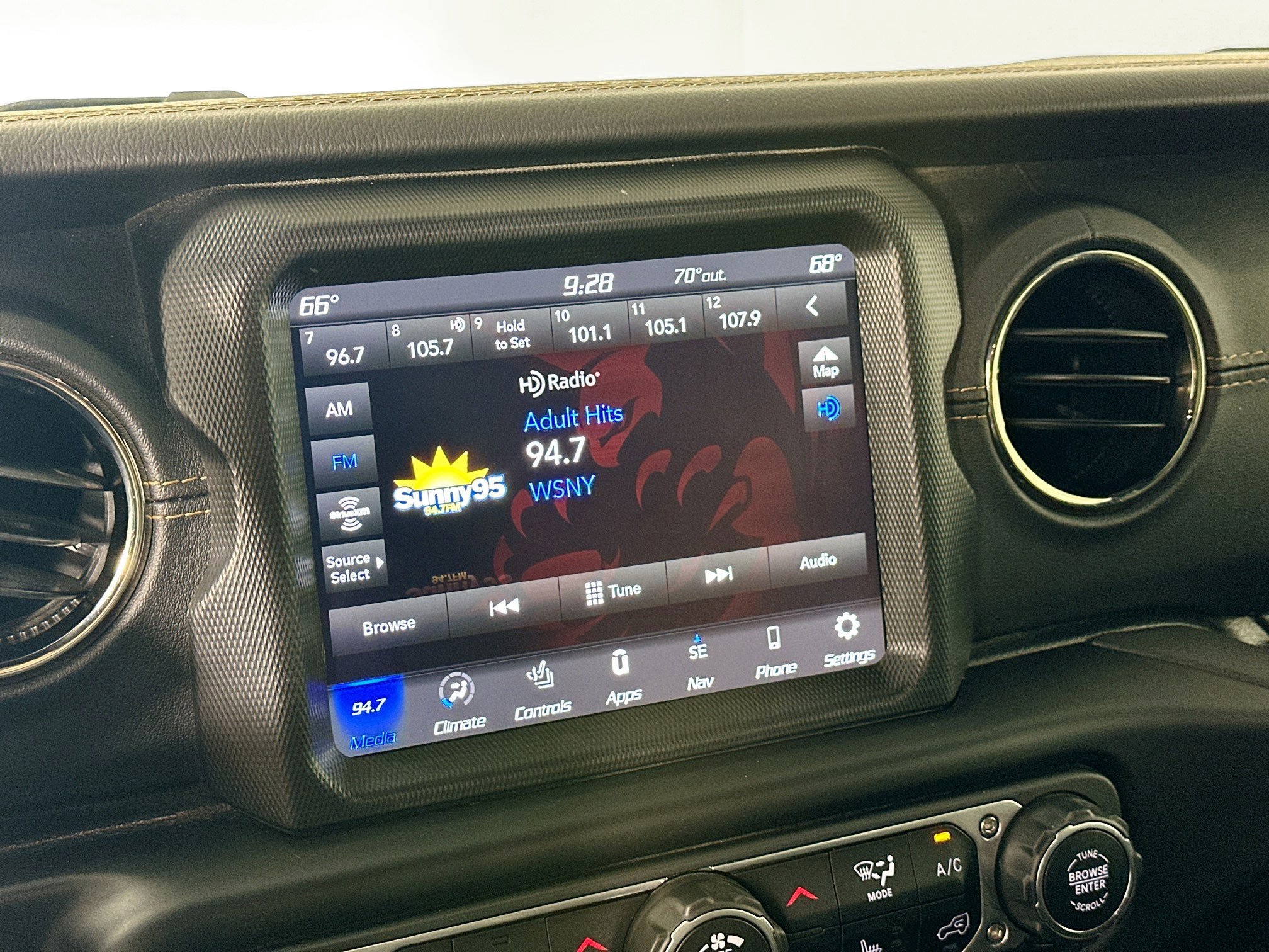 Used 2022 Jeep Wrangler Unlimited Sahara AWD/4WD image 19