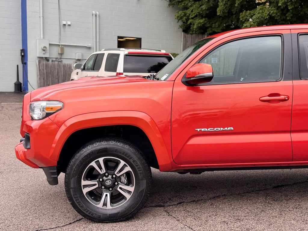 Used 2016 Toyota Tacoma TRD Sport w/ Towing Package AWD/4WD image 10