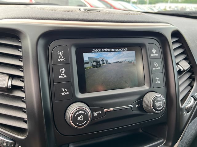 Used 2018 Jeep Cherokee Latitude w/ Altitude Package AWD/4WD image 18