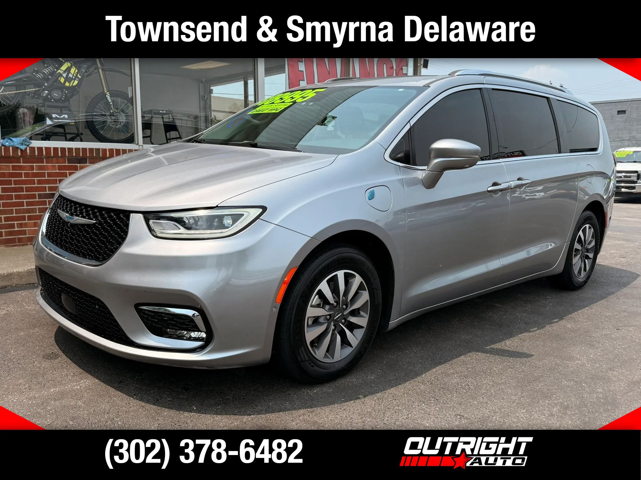 Used 2021 Chrysler Pacifica Touring-L FWD image 1