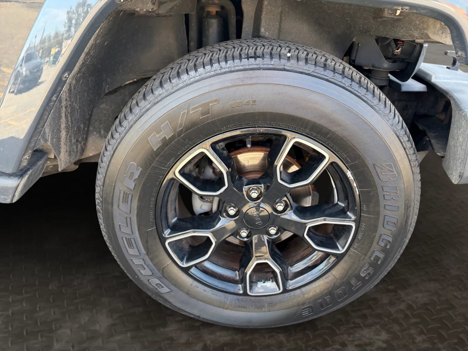 Used 2018 Jeep Wrangler Unlimited Sahara image 35