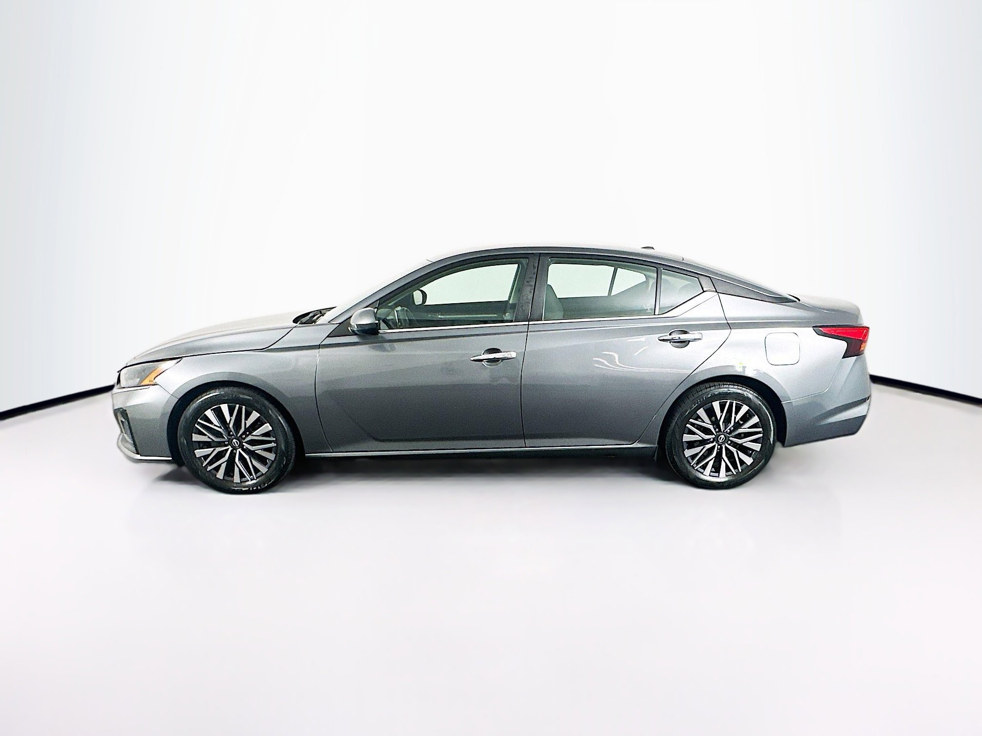 Used 2023 Nissan Altima 2.5 SV FWD image 4