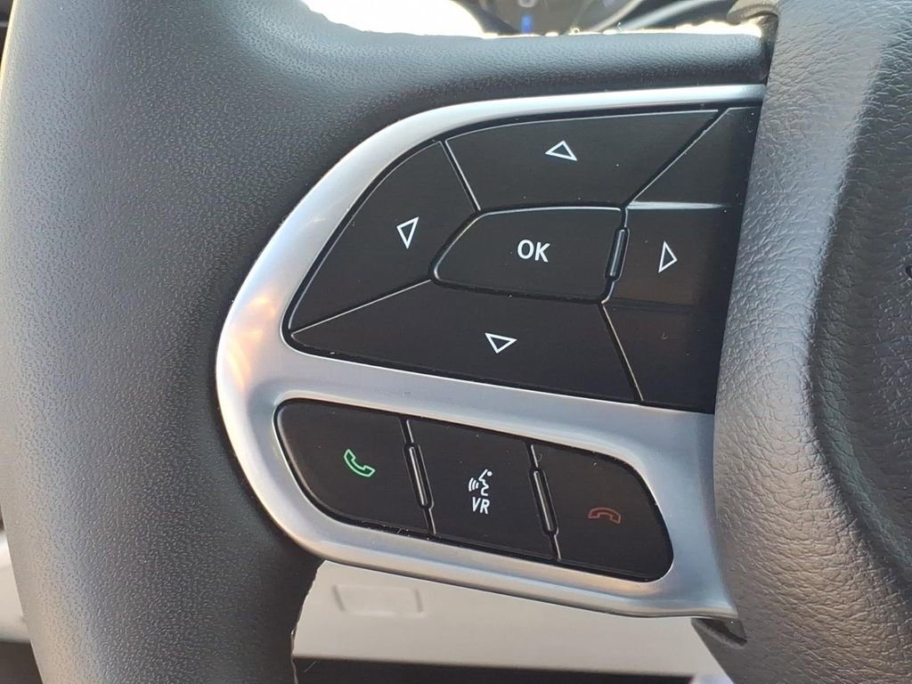 Used 2024 Chrysler Pacifica Touring-L image 11