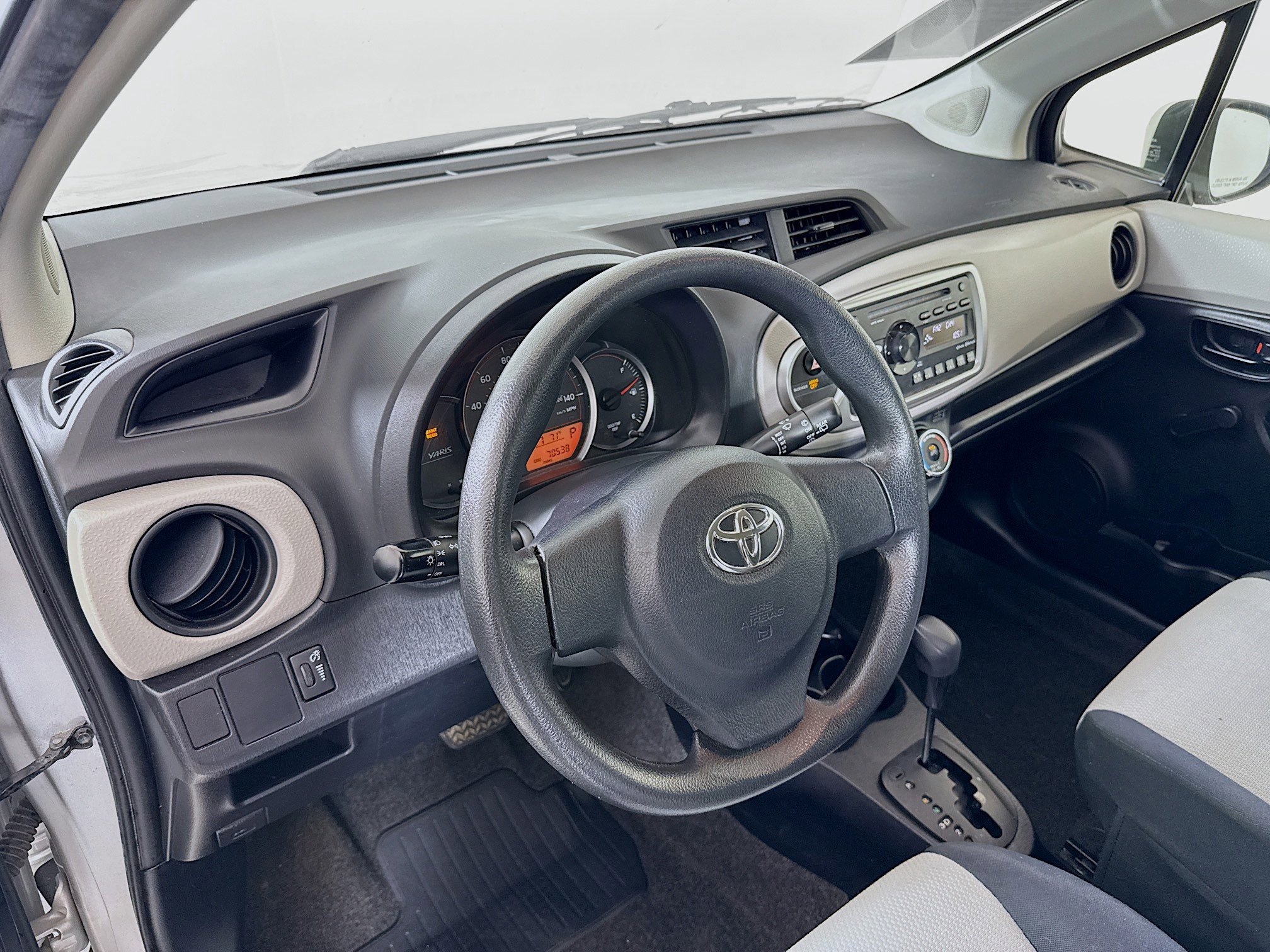 Used 2014 Toyota Yaris L image 9