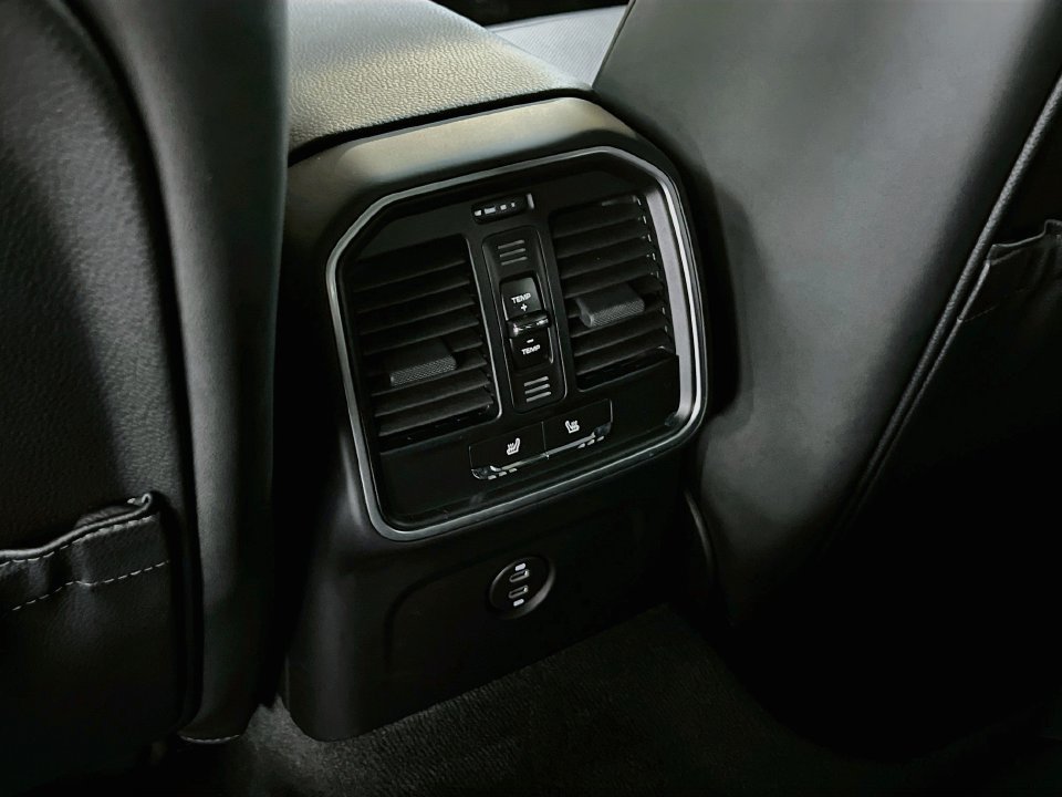 Certified 2026 Porsche Macan AWD/4WD image 27