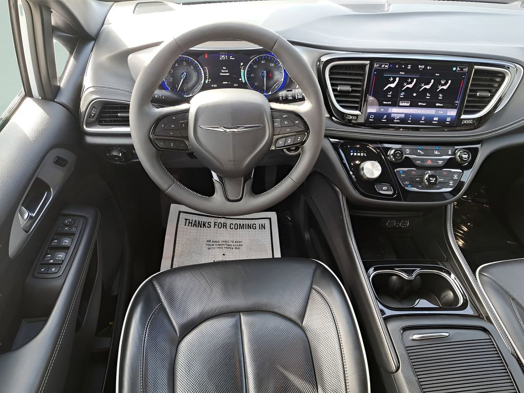 Used 2025 Chrysler Pacifica Limited image 11