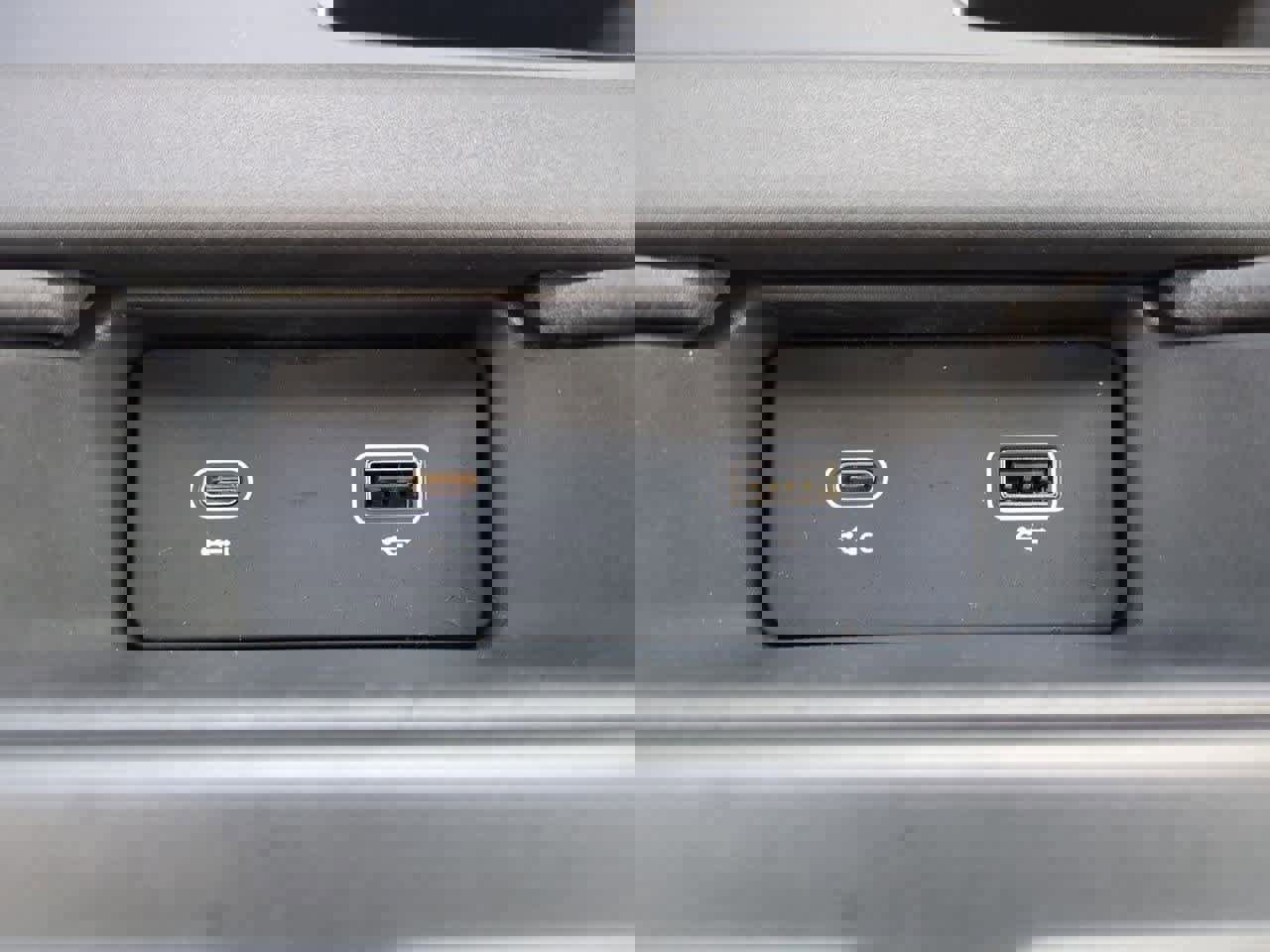 Used 2024 Land Rover Discovery Metropolitan Edition image 32