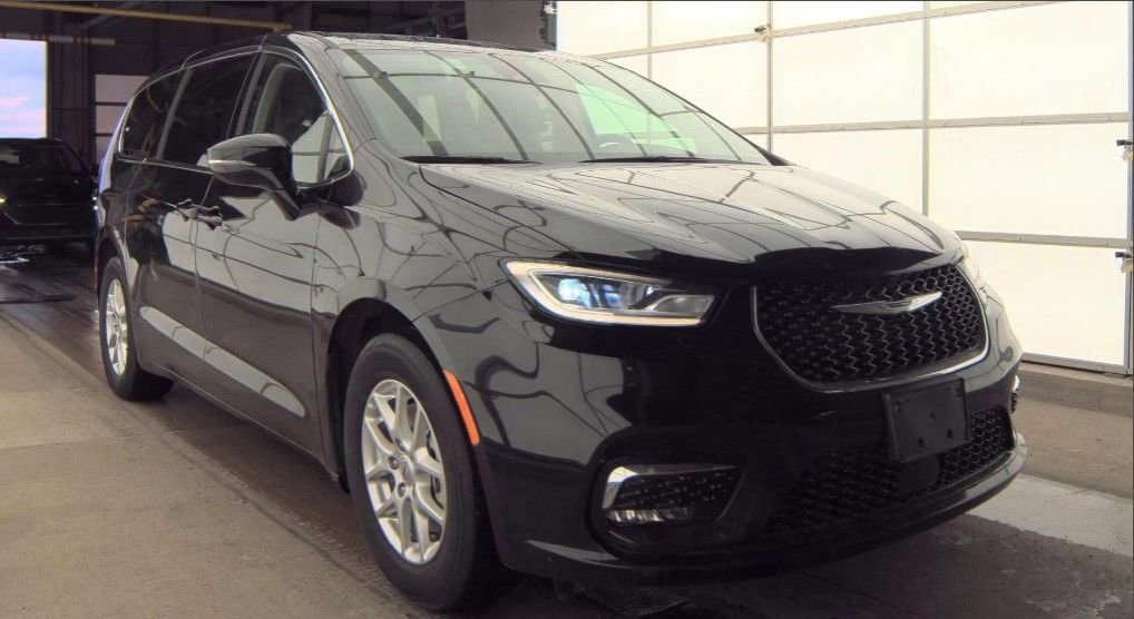 Used 2024 Chrysler Pacifica Touring-L image 4