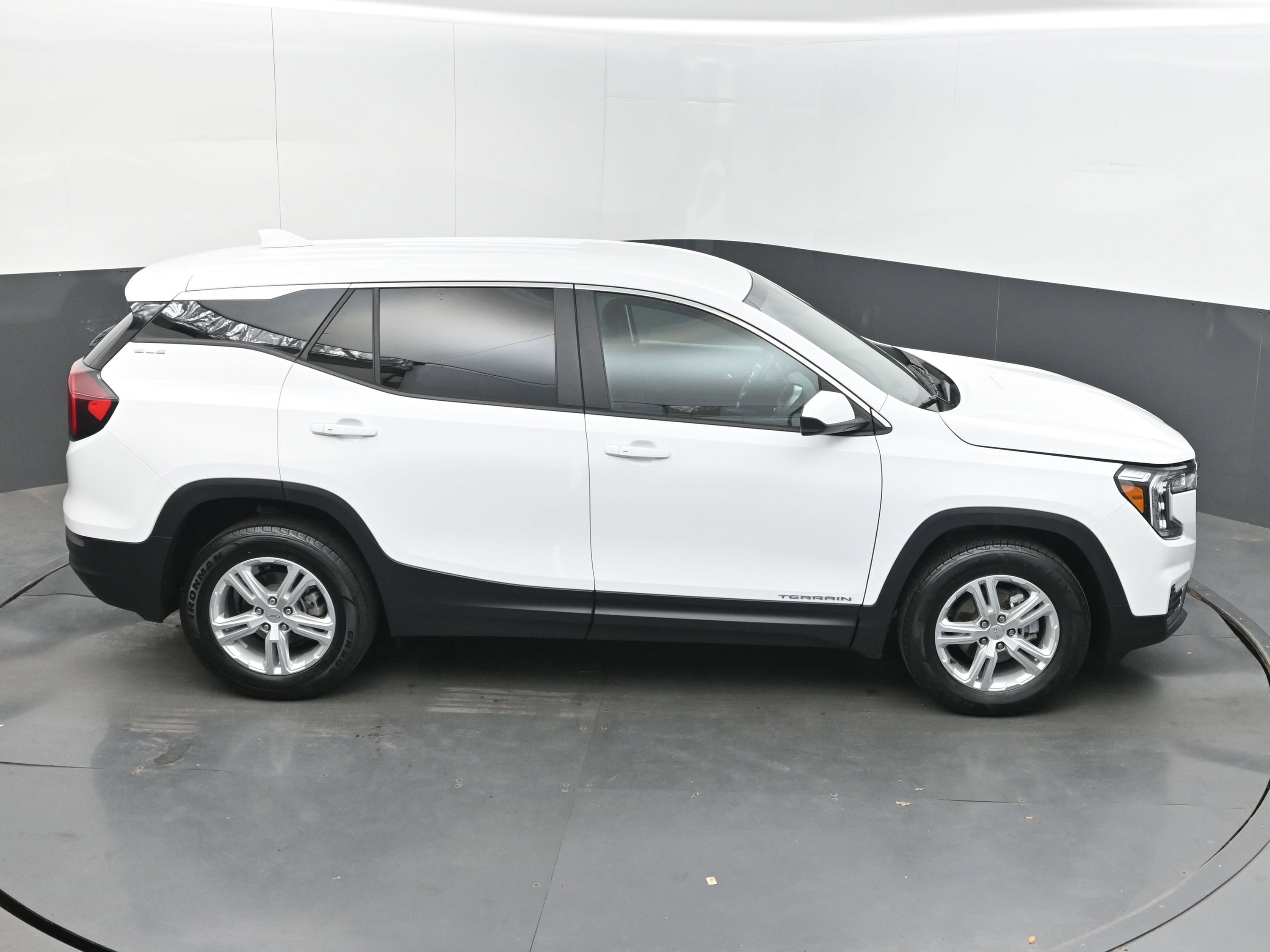 Used 2024 GMC Terrain SLE FWD image 38