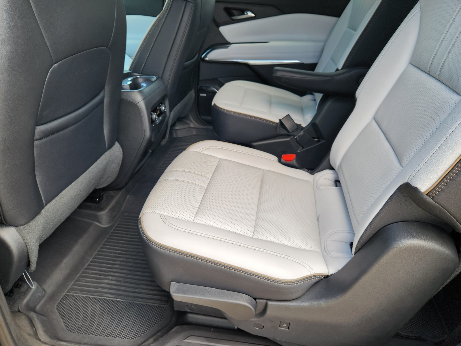 Used 2026 Chevrolet Traverse High Country w/ LPO, Floor Liner Package FWD image 38