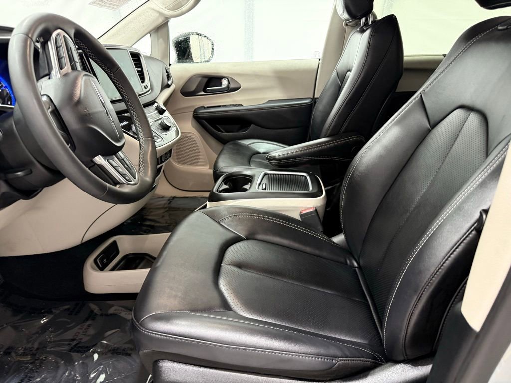 Used 2024 Chrysler Pacifica Touring-L image 12