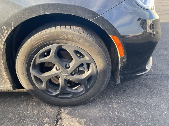 Used 2024 Chrysler Pacifica Premium image 6