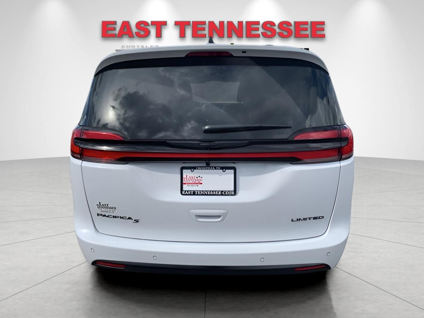 New 2026 Chrysler Pacifica Limited w/ Uconnect Theater Family Group image 4