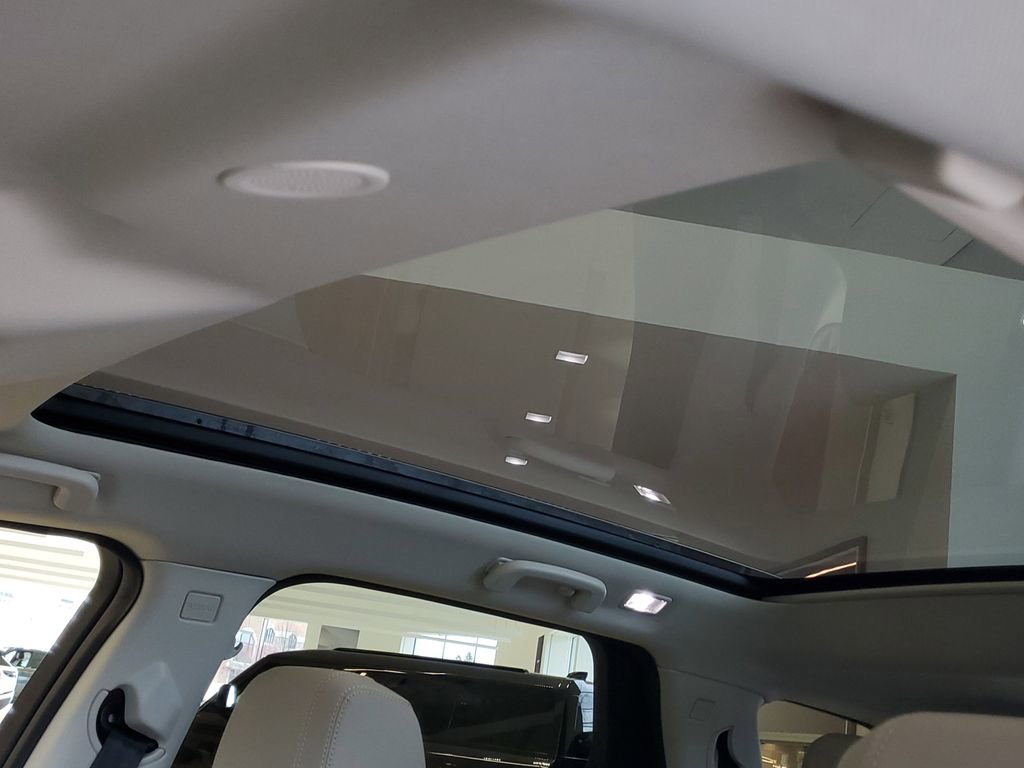 Used 2025 Land Rover Discovery Sport S image 12