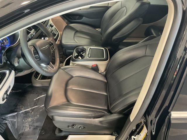 Used 2024 Chrysler Pacifica Touring-L image 11