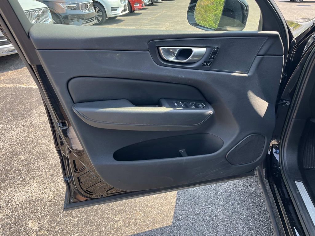 Certified 2023 Volvo XC60 B5 Plus AWD/4WD image 24