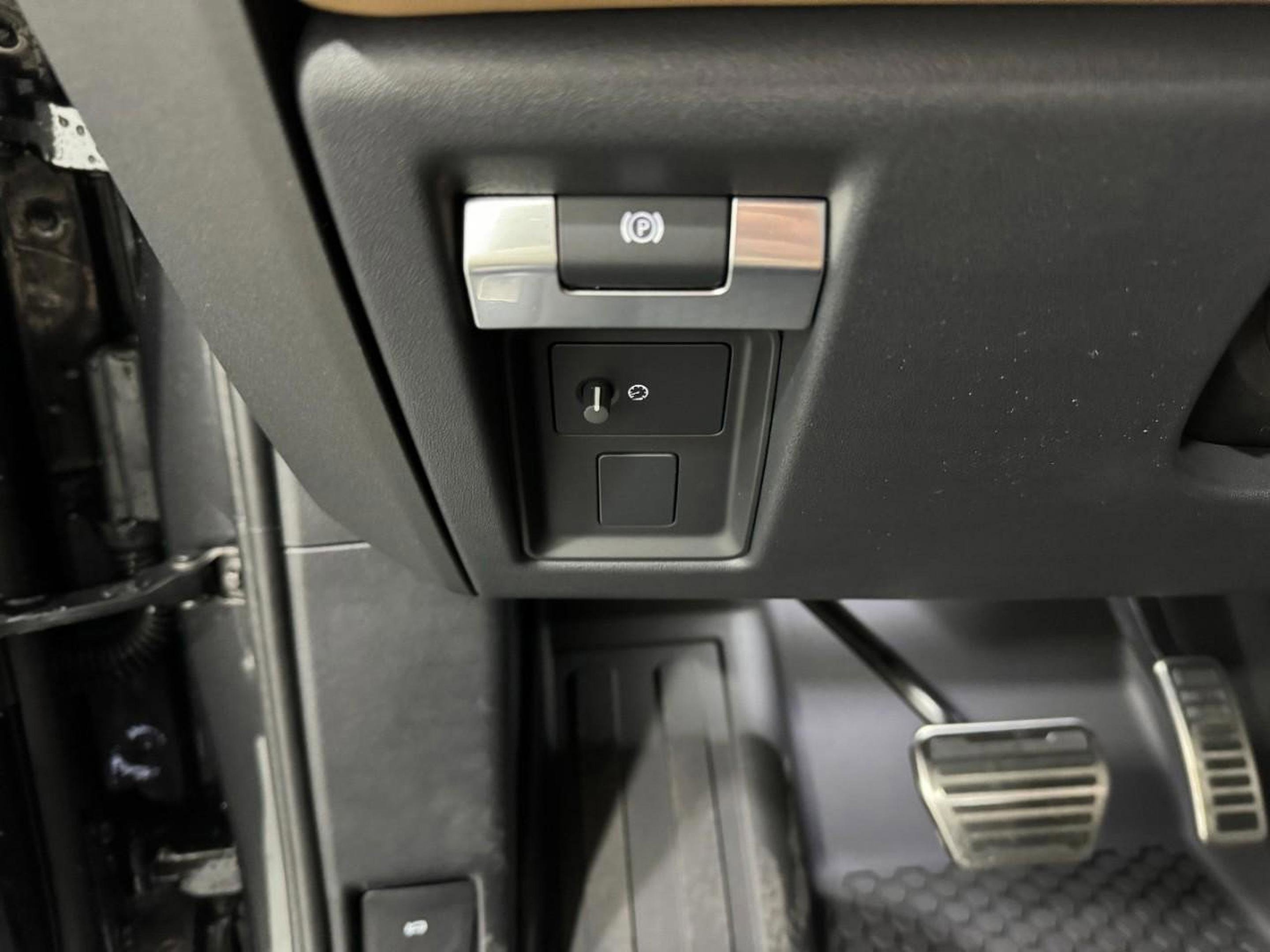 New 2026 Land Rover Defender 110 V8 image 29