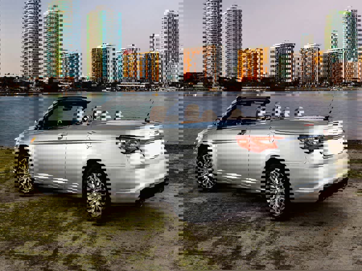 Used 2011 Chrysler 200 Limited image 1