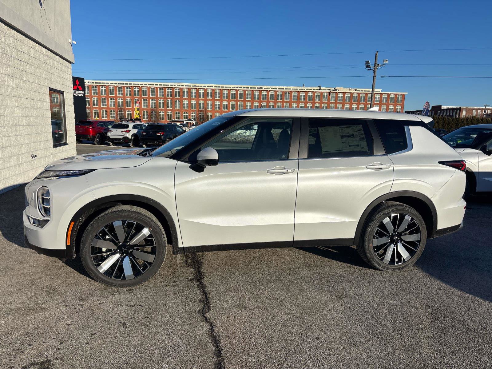 New 2026 Mitsubishi Outlander SE image 2